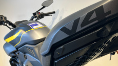 Ducati Diavel V4 - Dark Stealth Yellow (25MY)